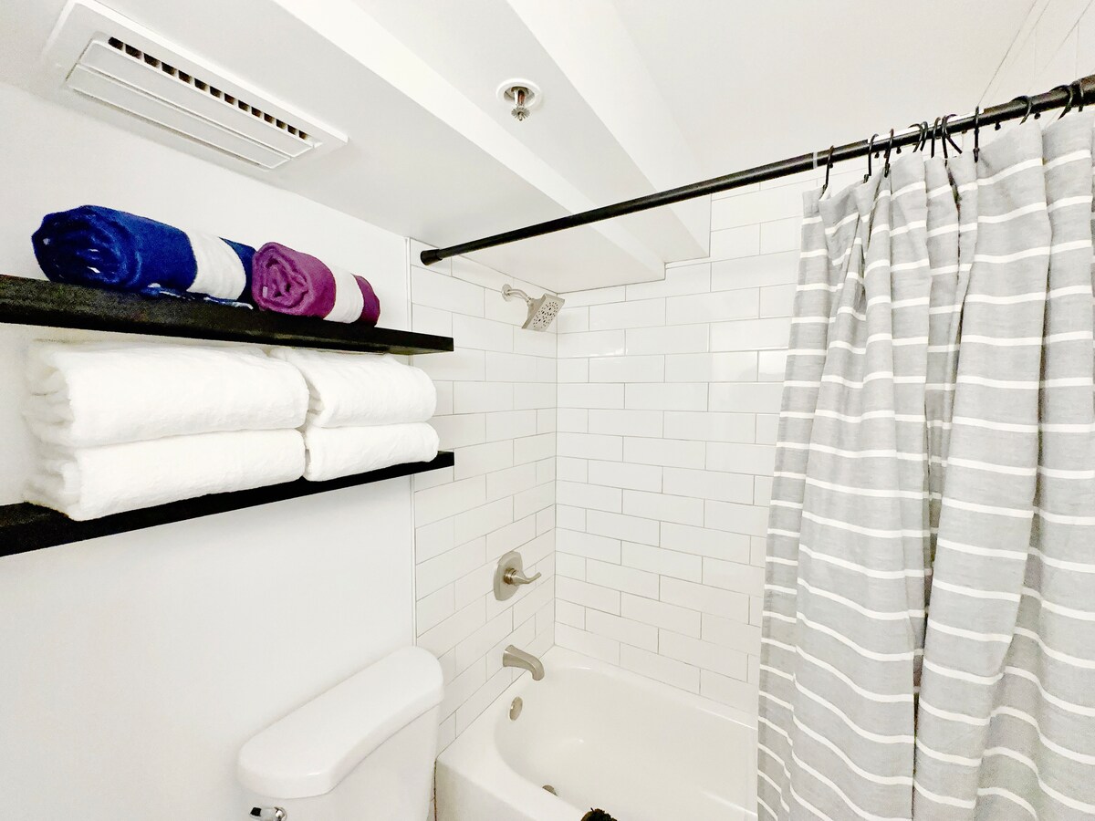 33F-High Floor Studio w/Diamond Head & Ocean Views