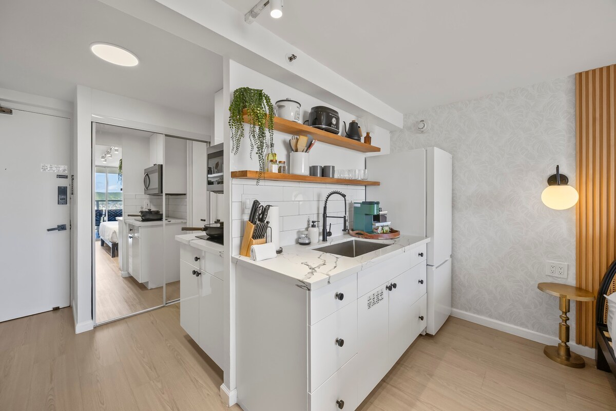 33F-High Floor Studio w/Diamond Head & Ocean Views