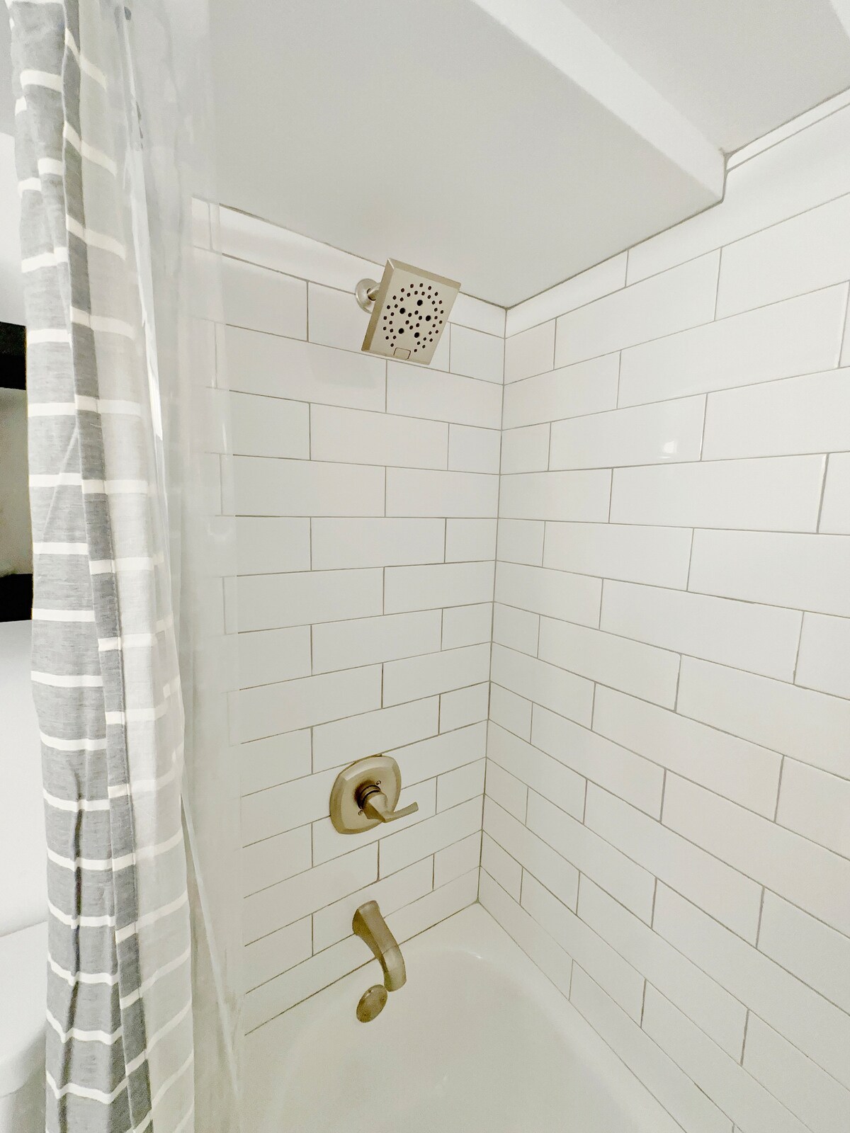 33F-High Floor Studio w/Diamond Head & Ocean Views