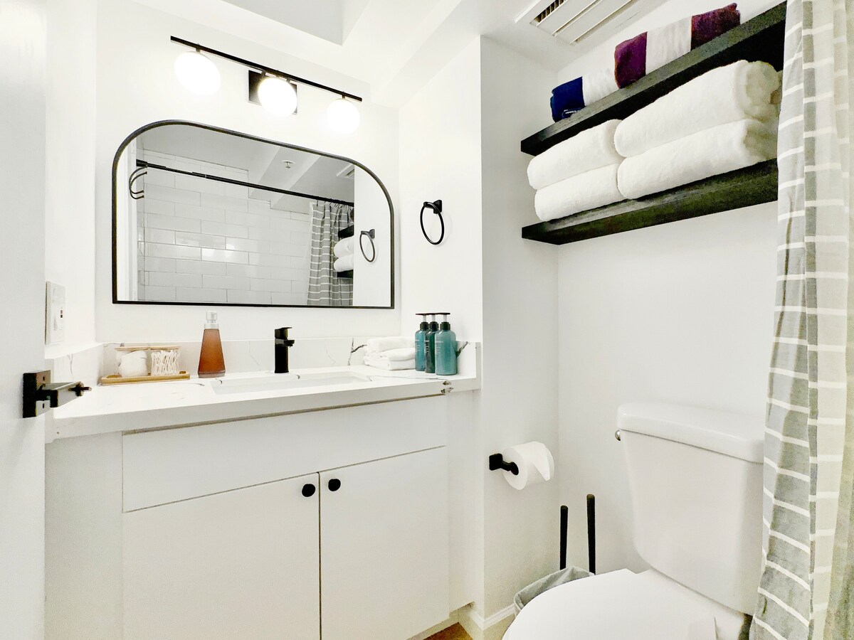 33F-High Floor Studio w/Diamond Head & Ocean Views