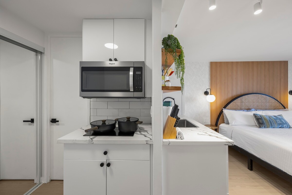 33F-High Floor Studio w/Diamond Head & Ocean Views