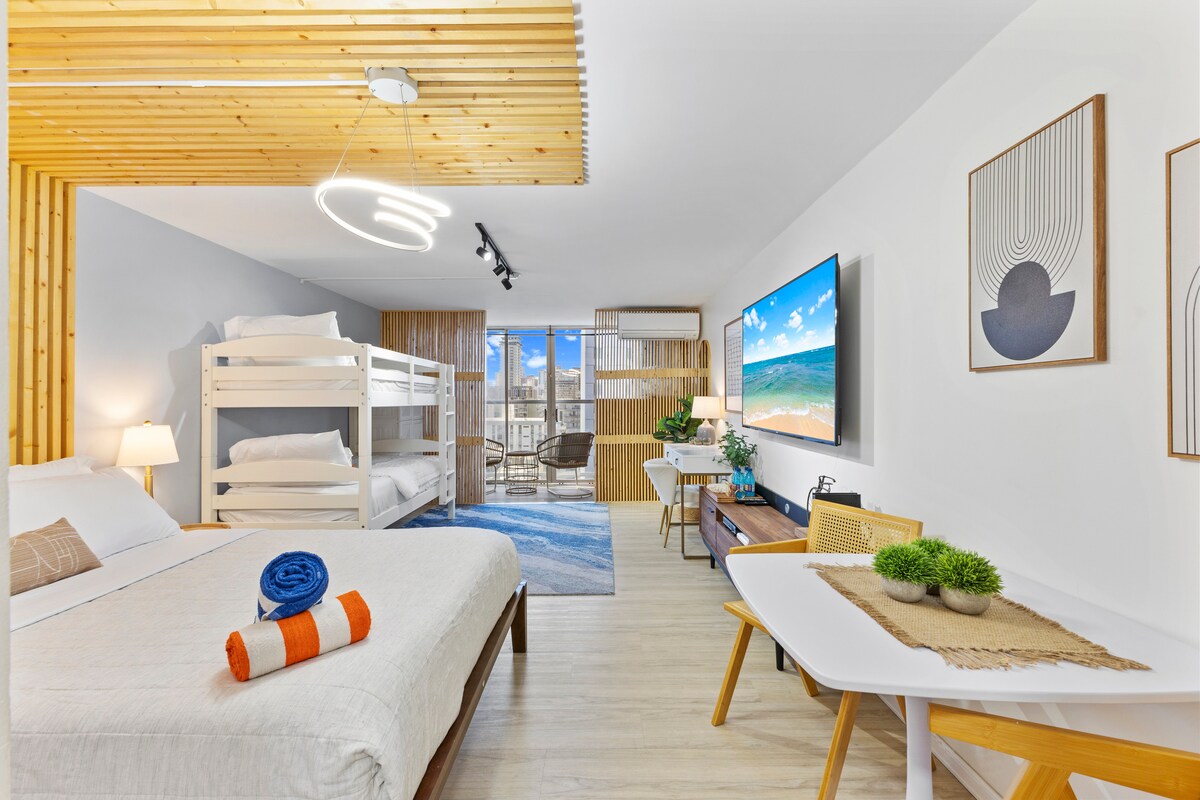 15FL-Spacious Family/Group Studio-Central Waikiki!