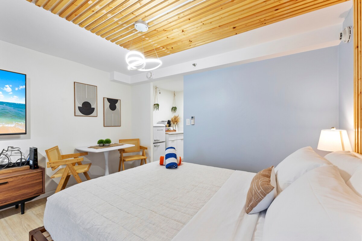 15FL-Spacious Family/Group Studio-Central Waikiki!