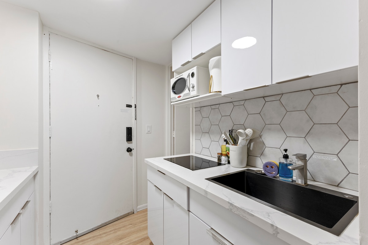 15FL-Spacious Family/Group Studio-Central Waikiki!