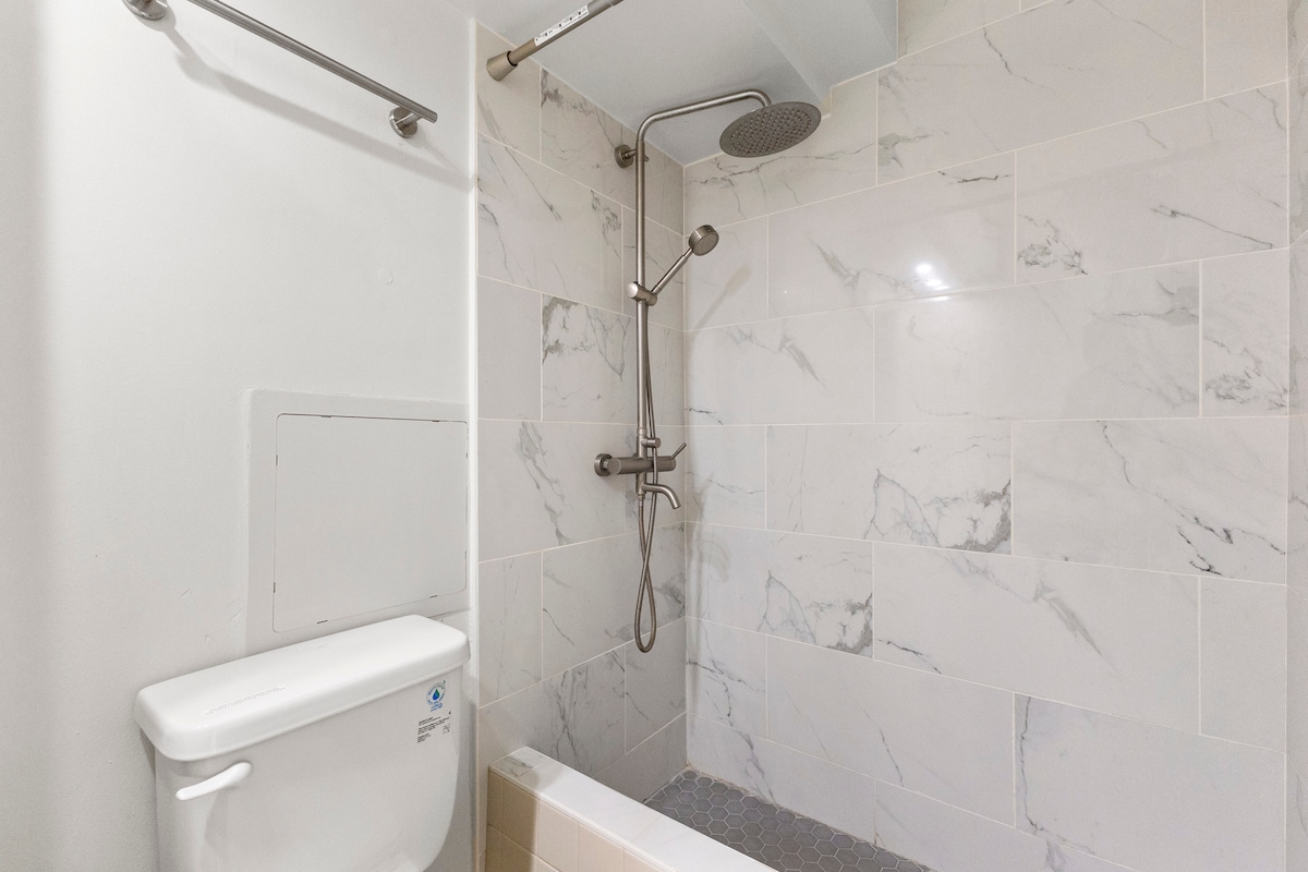 15FL-Spacious Family/Group Studio-Central Waikiki!