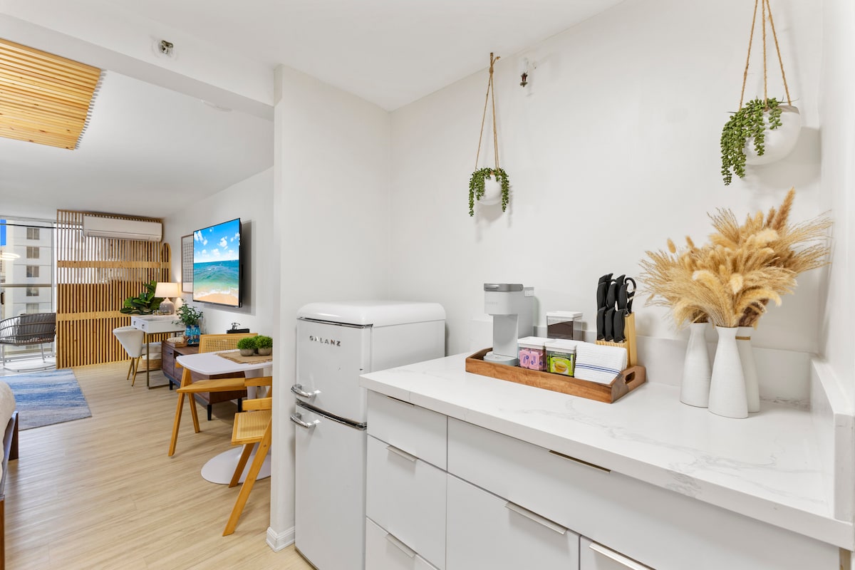 15FL-Spacious Family/Group Studio-Central Waikiki!