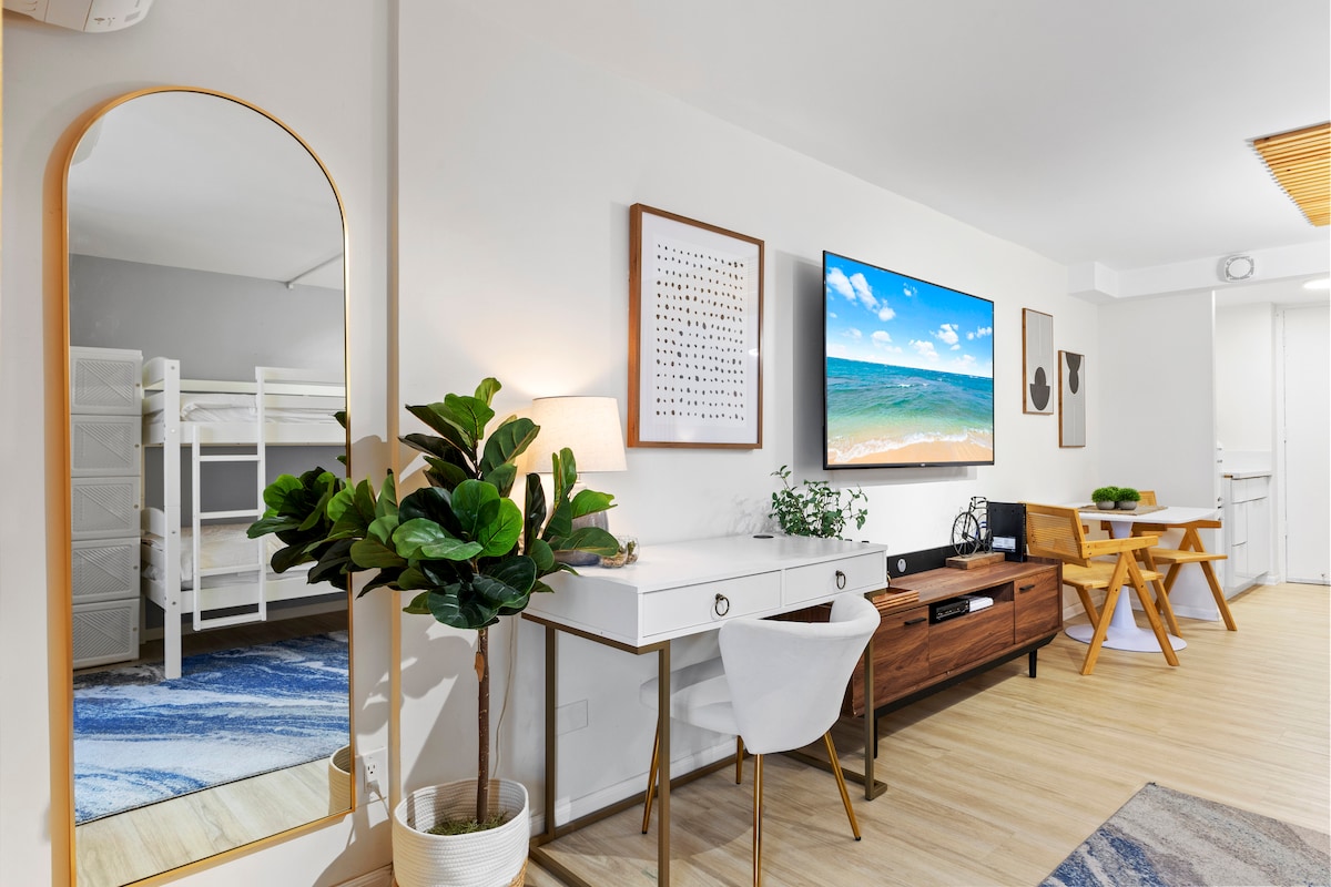 15FL-Spacious Family/Group Studio-Central Waikiki!