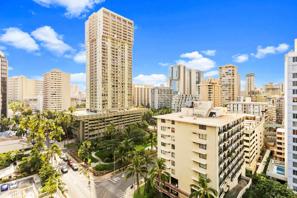 15FL-Spacious Family/Group Studio-Central Waikiki!