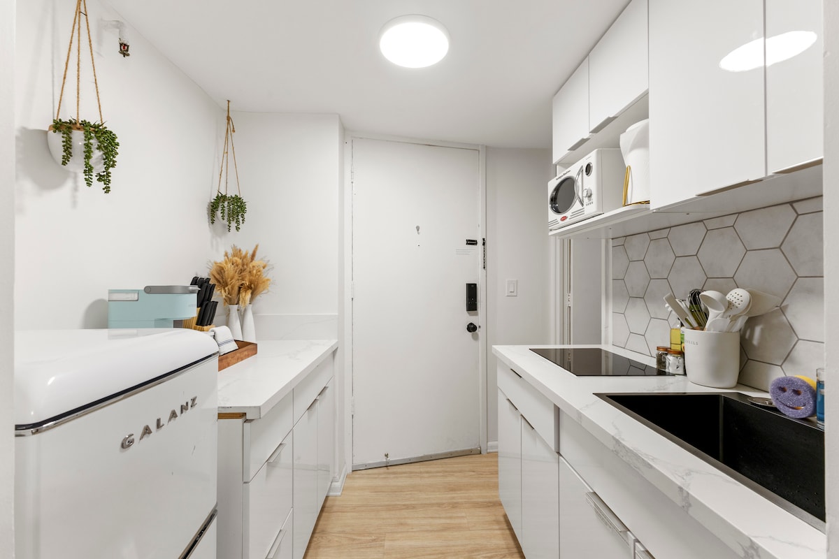 15FL-Spacious Family/Group Studio-Central Waikiki!