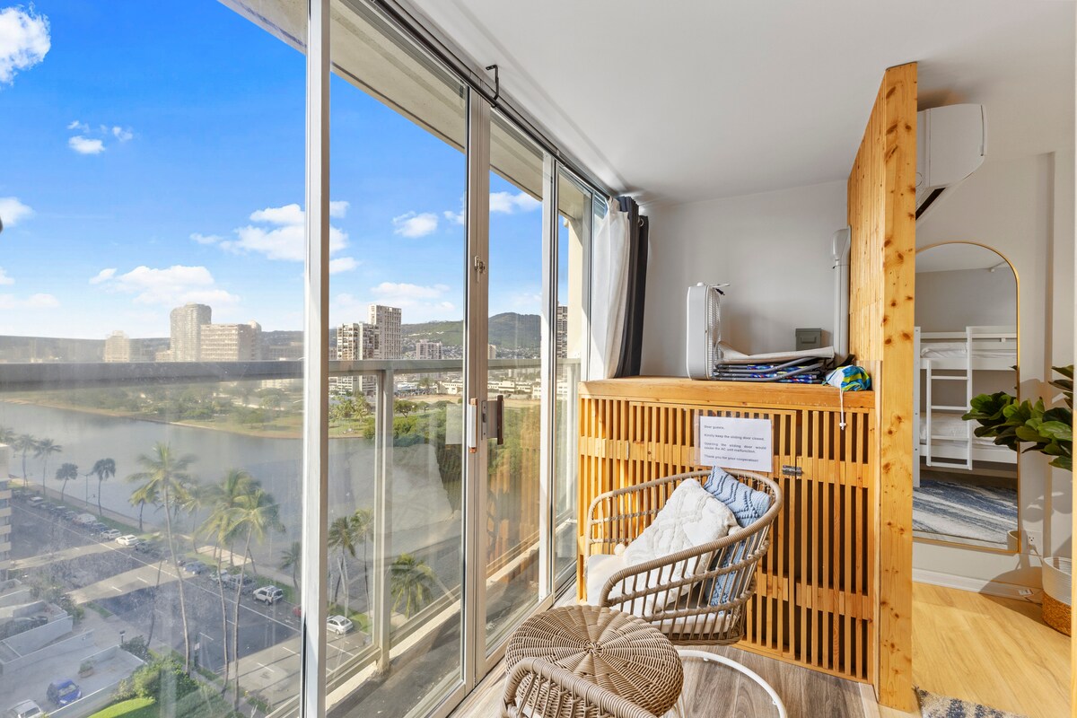 15FL-Spacious Family/Group Studio-Central Waikiki!