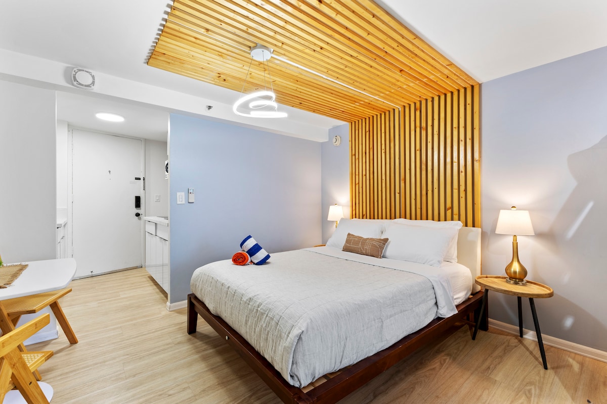 15FL-Spacious Family/Group Studio-Central Waikiki!