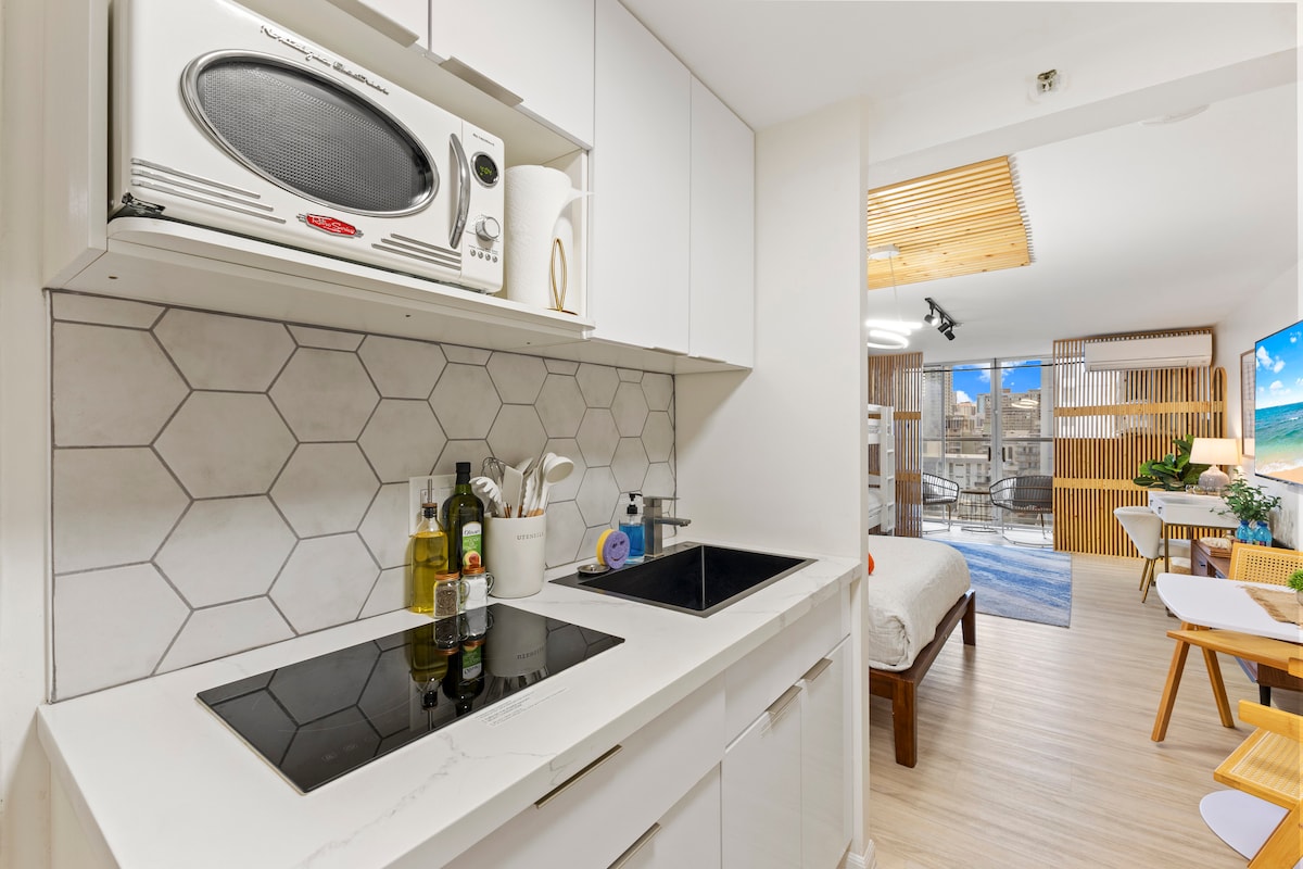 15FL-Spacious Family/Group Studio-Central Waikiki!