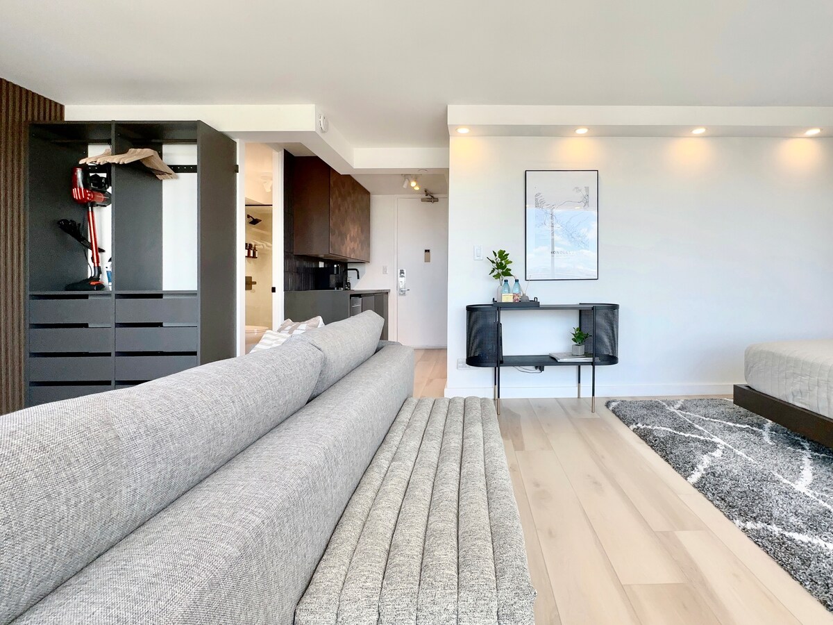 Penthouse Upscale Oceanview King Studio Near Beach