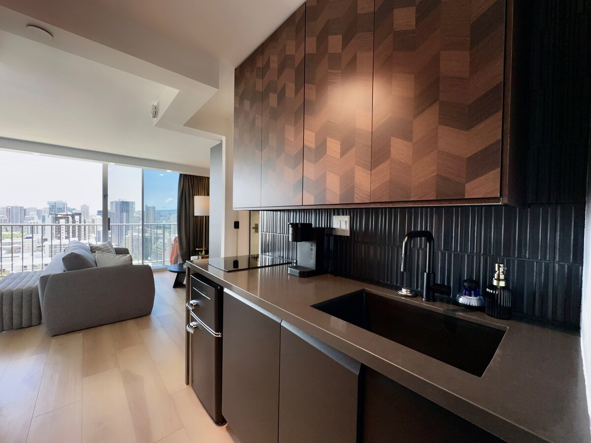 Penthouse Upscale Oceanview King Studio Near Beach