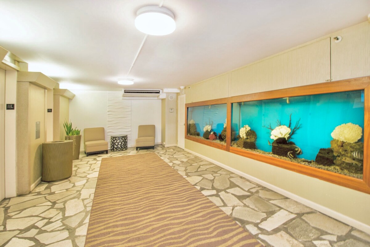Penthouse Upscale Oceanview King Studio Near Beach