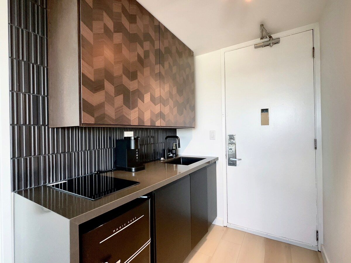 Penthouse Upscale Oceanview King Studio Near Beach