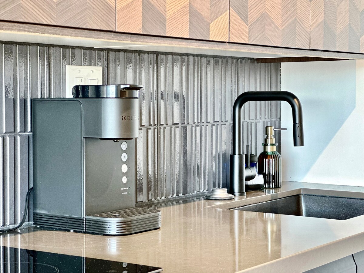 Penthouse Upscale Oceanview King Studio Near Beach