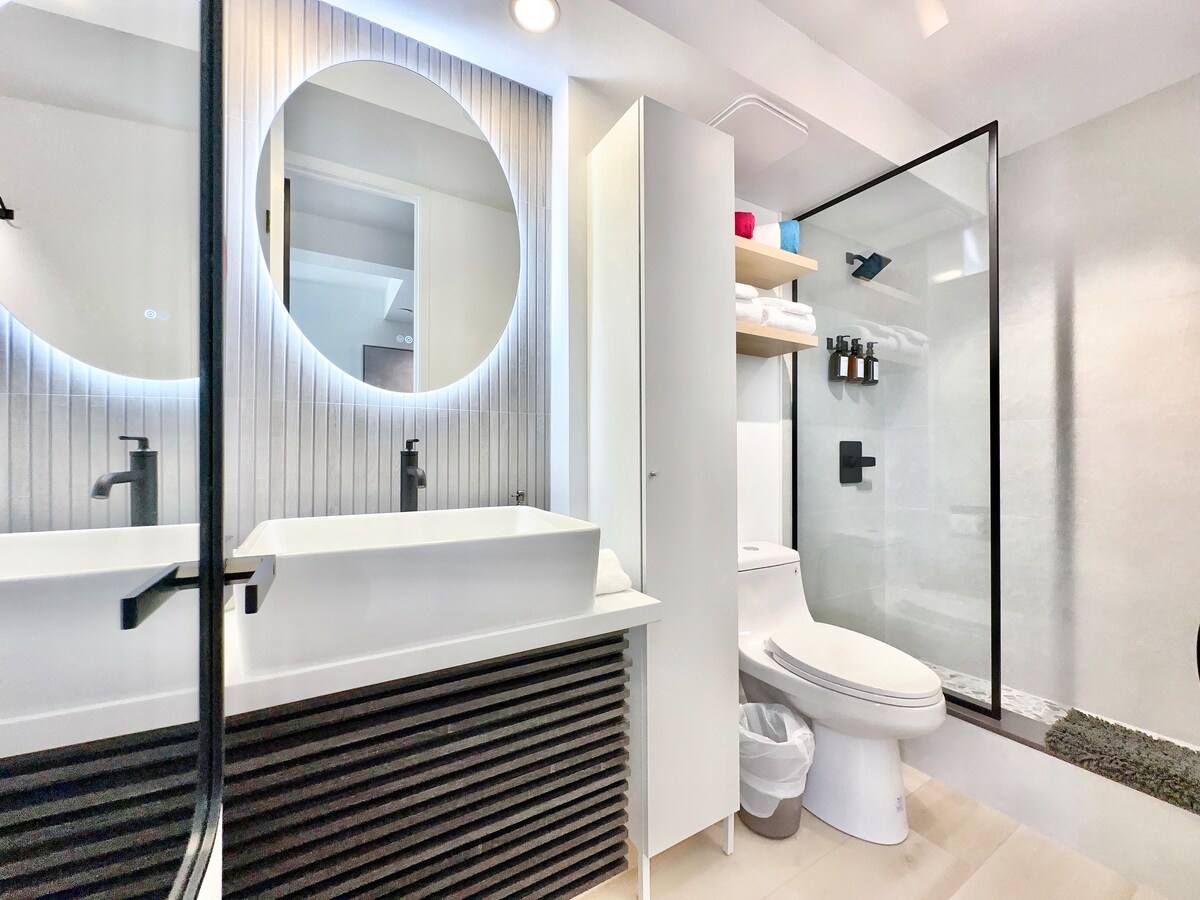 Penthouse Upscale Oceanview King Studio Near Beach