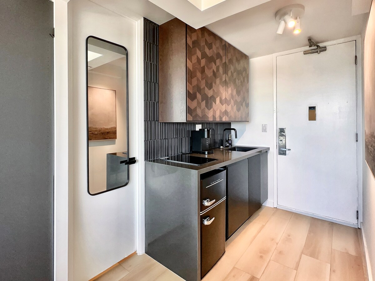 Penthouse Upscale Oceanview King Studio Near Beach
