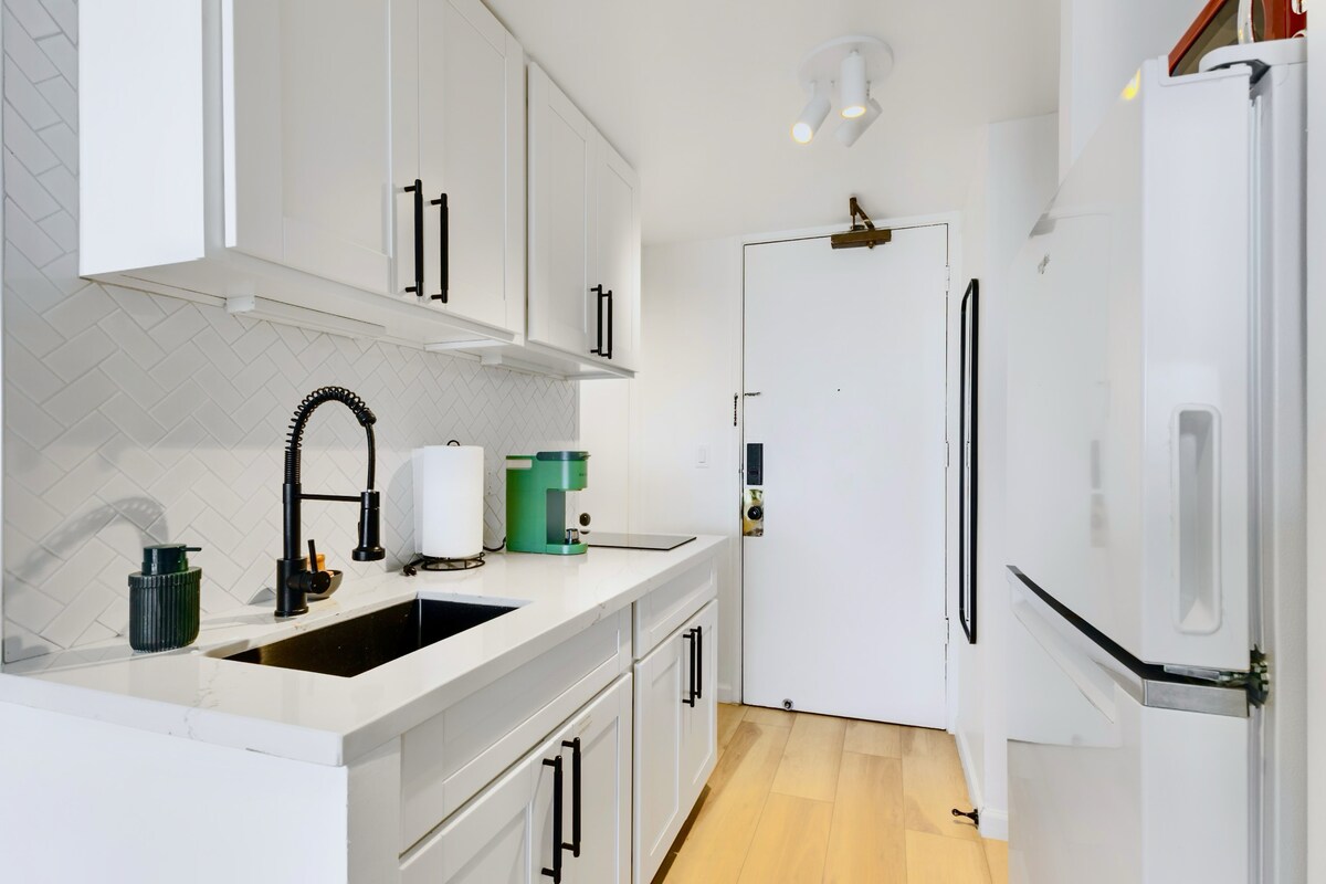 33FL-Gorgeous Waikiki Studio w/City & Ocean Views