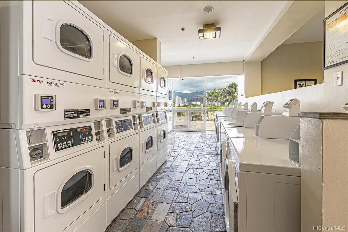 33FL-Gorgeous Waikiki Studio w/City & Ocean Views