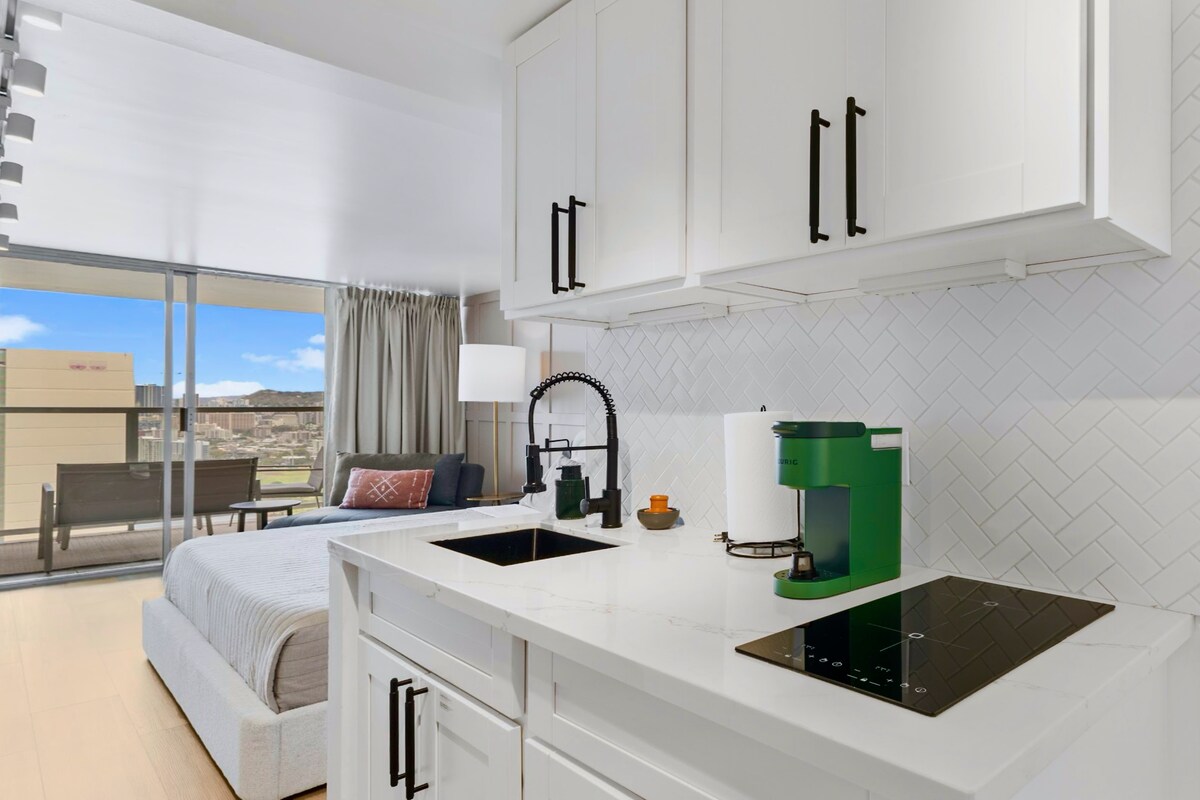 33FL-Gorgeous Waikiki Studio w/City & Ocean Views