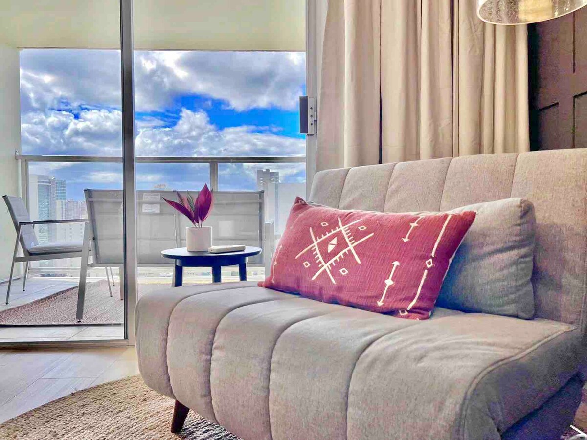 33FL-Gorgeous Waikiki Studio w/City & Ocean Views