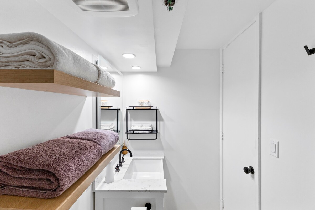 33FL-Gorgeous Waikiki Studio w/City & Ocean Views