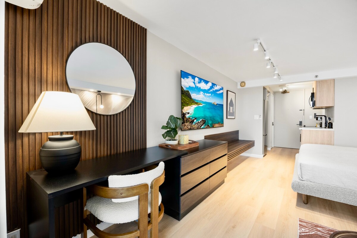 41F-Stunning High-FL Studio w/Ocean & City Views