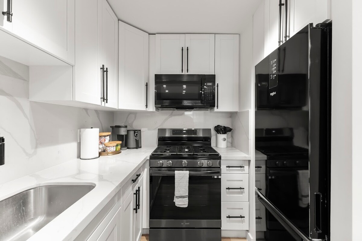 Stunning 2BR/2BA *Near Waikiki Beach+Free Parking!