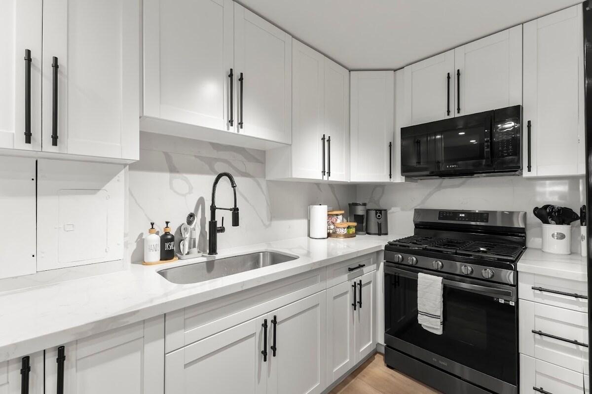 Stunning 2BR/2BA *Near Waikiki Beach+Free Parking!