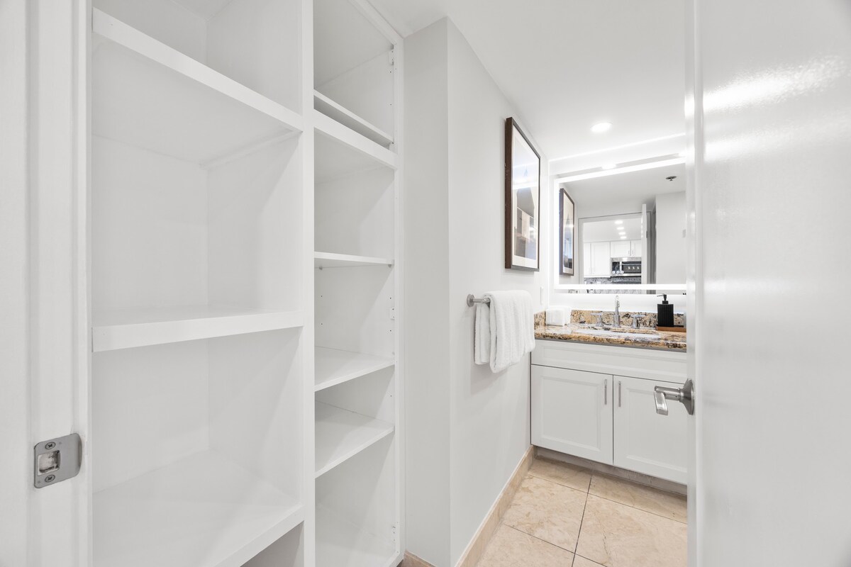Beautiful Ilikai 2BR/2BTH Corner Suite-Waikiki