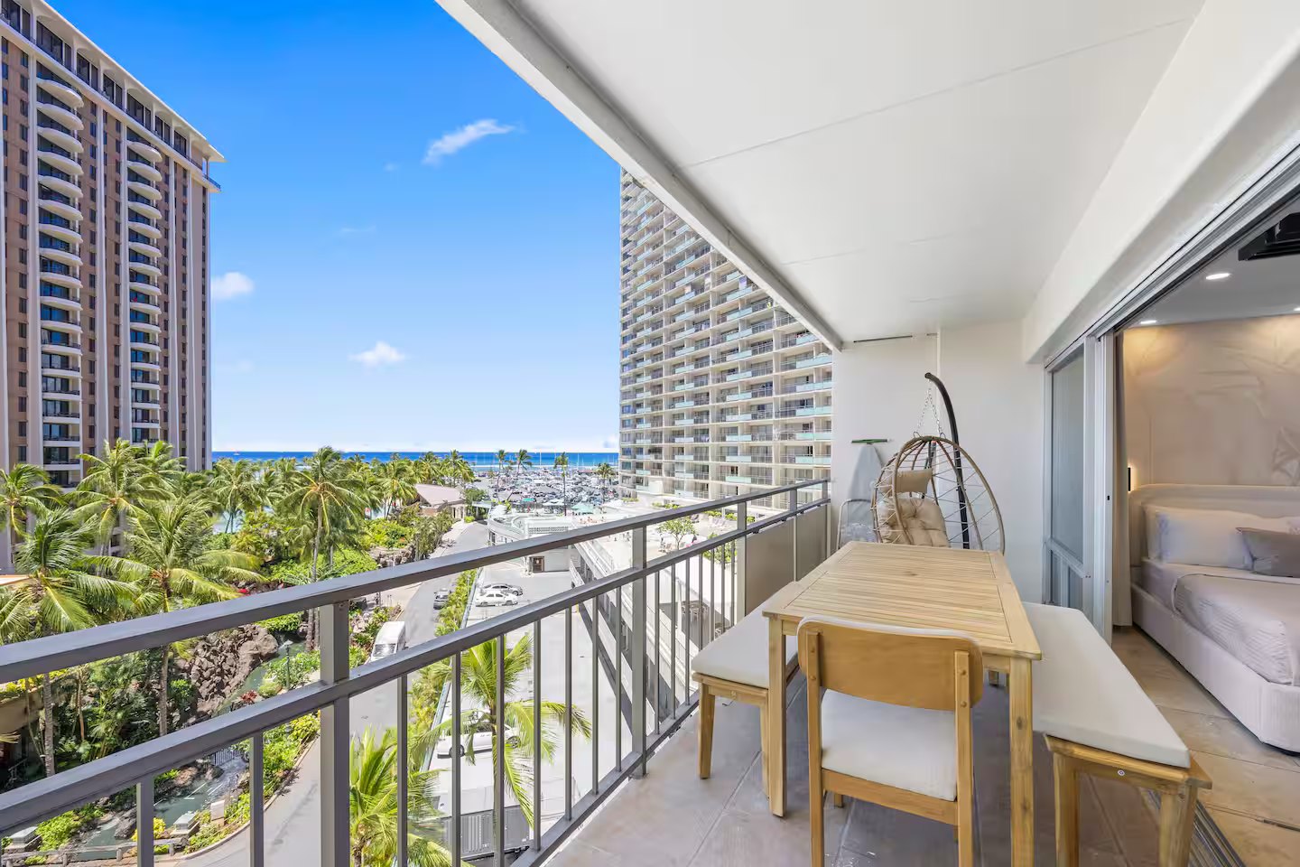 Beautiful Ilikai 2BR/2BTH Corner Suite-Waikiki