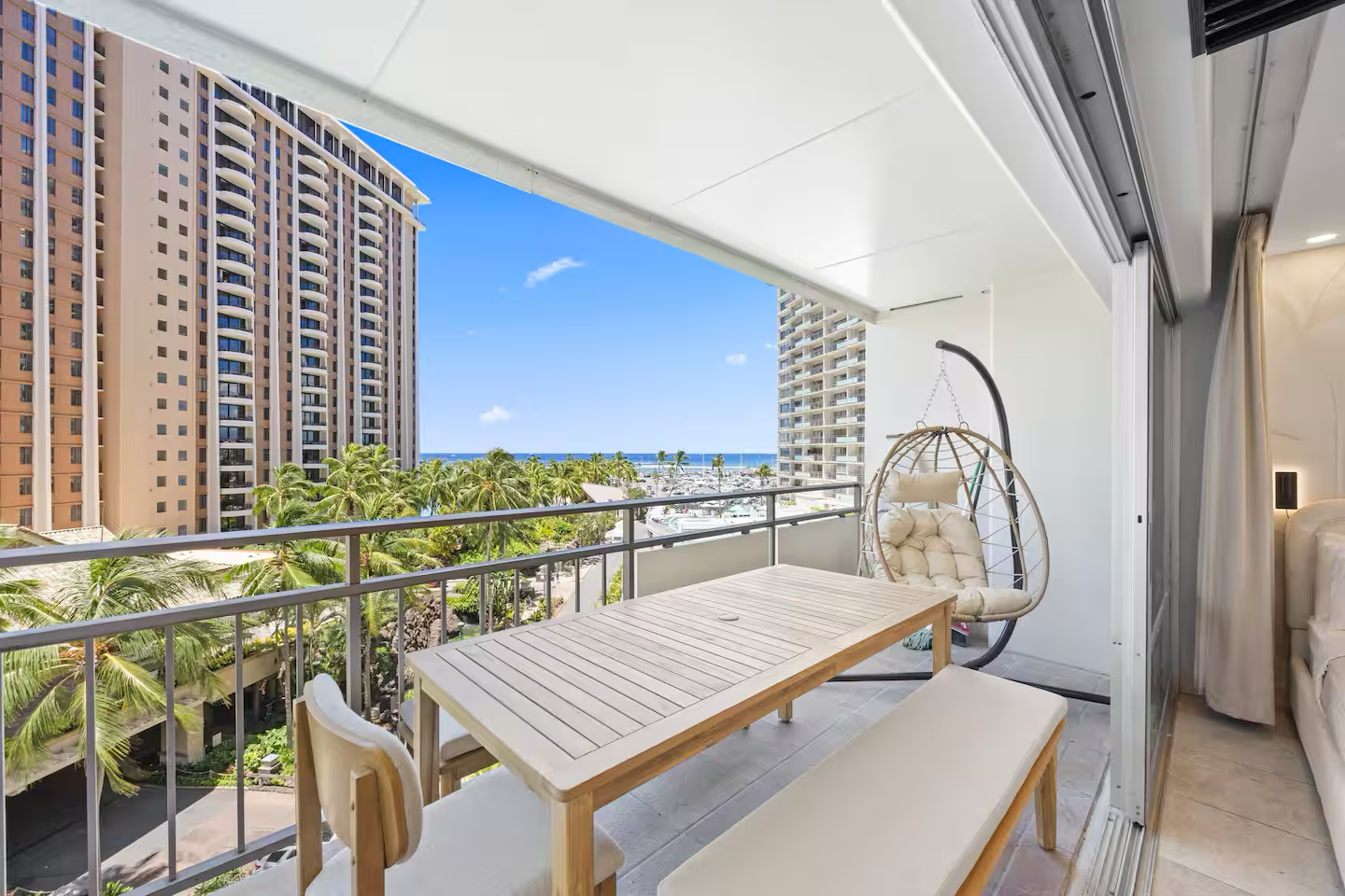 Beautiful Ilikai 2BR/2BTH Corner Suite-Waikiki