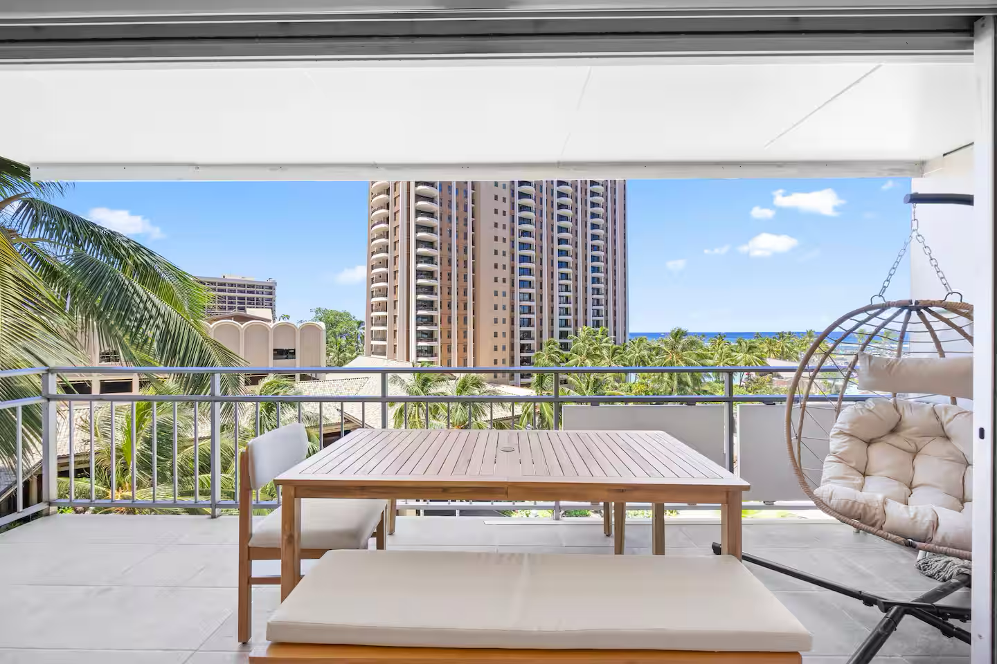 Beautiful Ilikai 2BR/2BTH Corner Suite-Waikiki