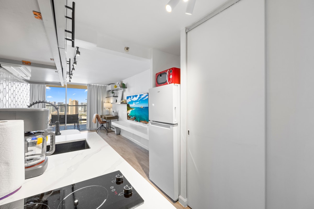 41F-Island Colony Studio-Ocean & City Skyline View