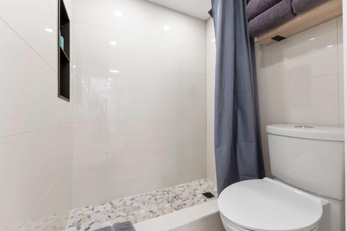 27F-Diamond Head & Ocean-View 1BR Condo w/Parking