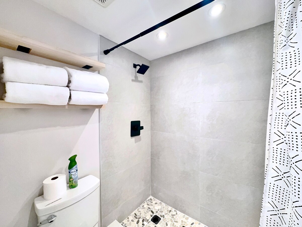 37F-Ultra Upscale Ocean View-Modern 1BR W/Parking!