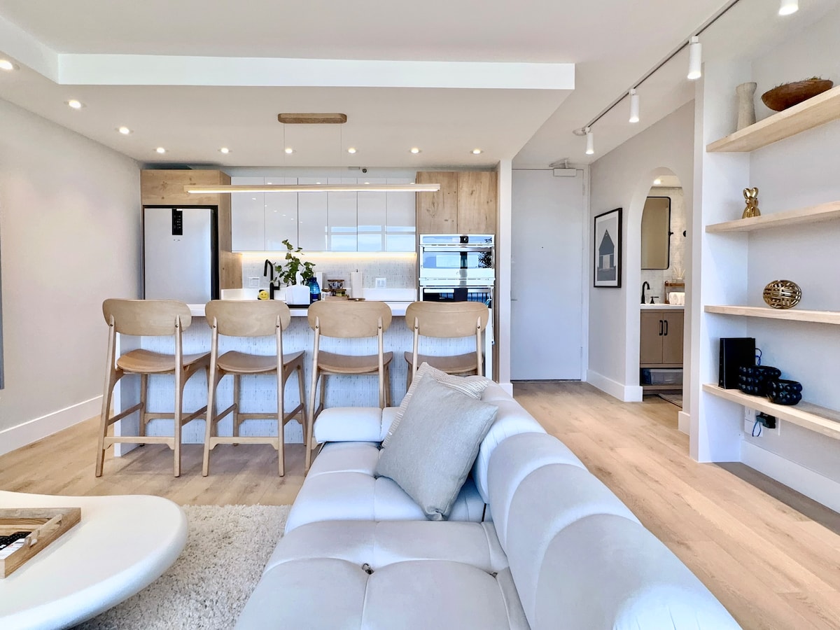 37F-Ultra Upscale Ocean View-Modern 1BR W/Parking!