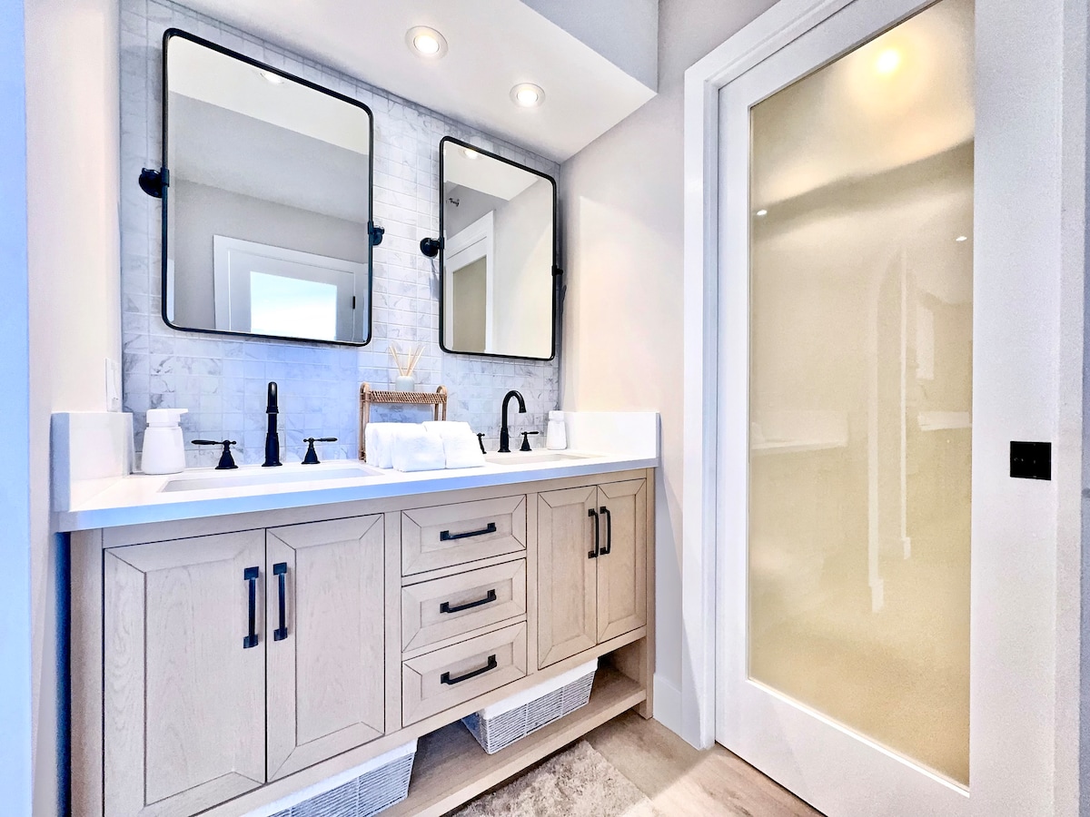 37F-Ultra Upscale Ocean View-Modern 1BR W/Parking!