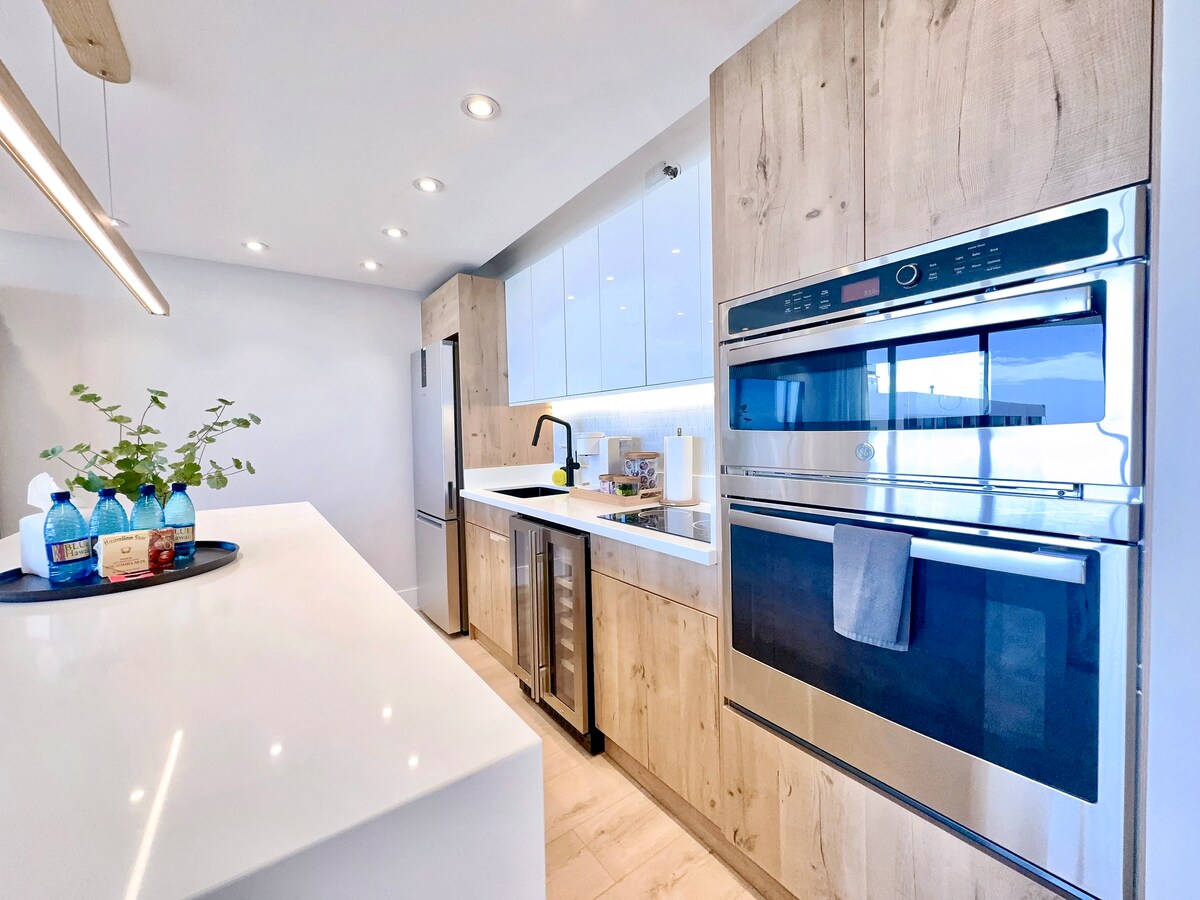 37F-Ultra Upscale Ocean View-Modern 1BR W/Parking!