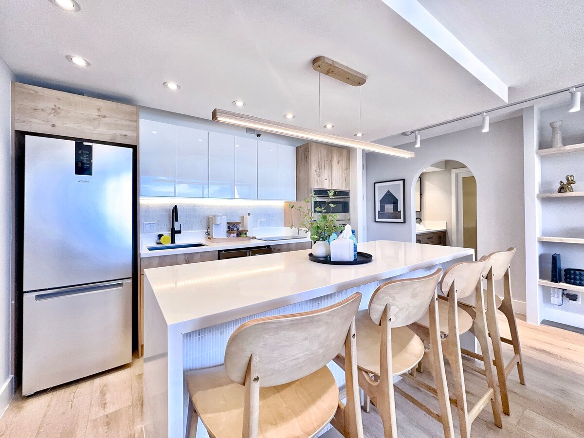 37F-Ultra Upscale Ocean View-Modern 1BR W/Parking!