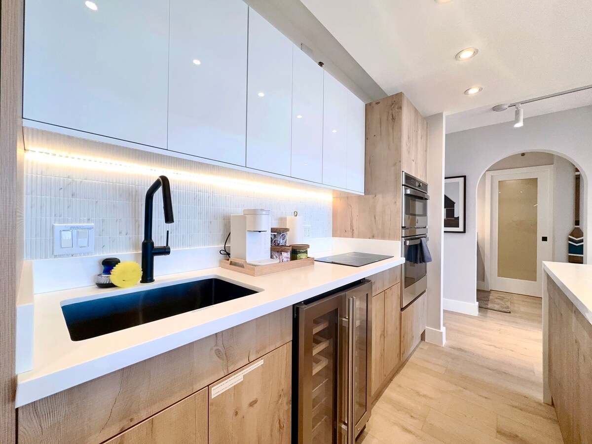 37F-Ultra Upscale Ocean View-Modern 1BR W/Parking!