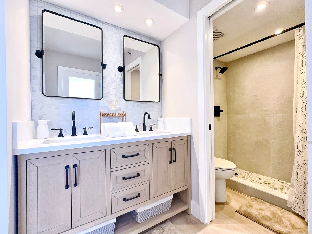 37F-Ultra Upscale Ocean View-Modern 1BR W/Parking!