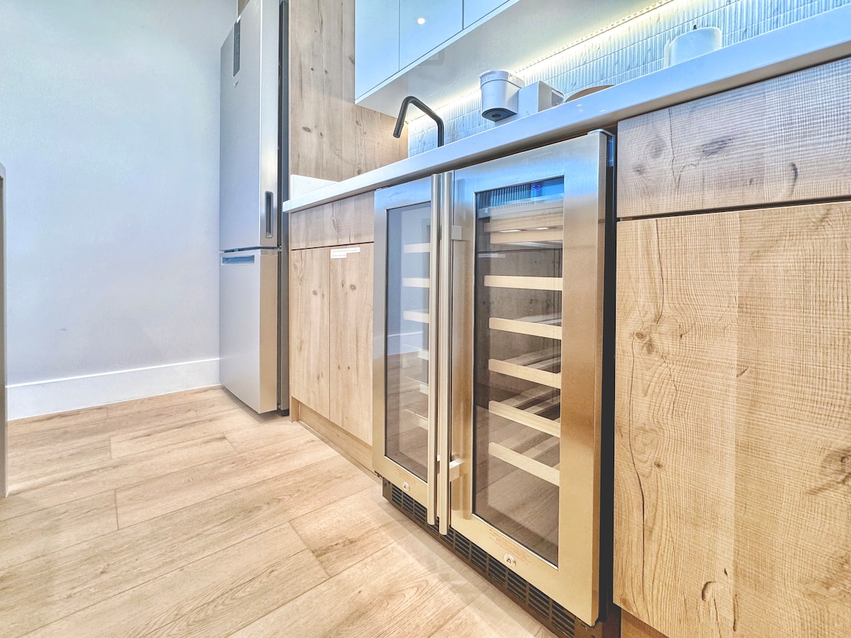37F-Ultra Upscale Ocean View-Modern 1BR W/Parking!