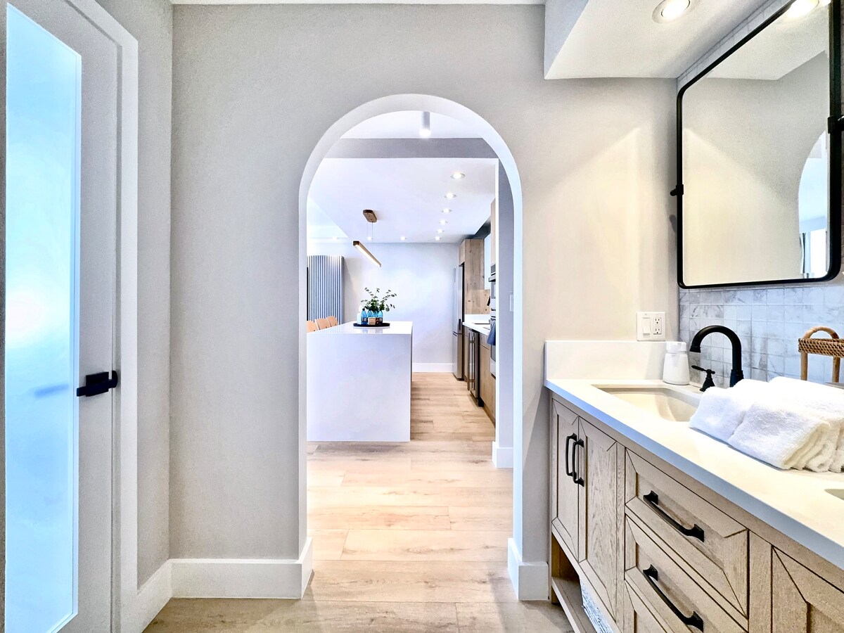 37F-Ultra Upscale Ocean View-Modern 1BR W/Parking!