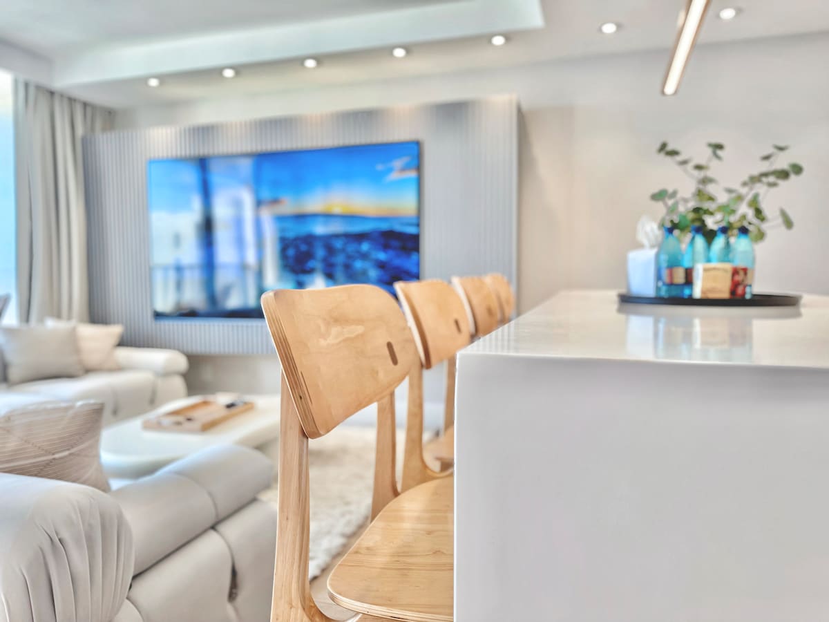 37F-Ultra Upscale Ocean View-Modern 1BR W/Parking!