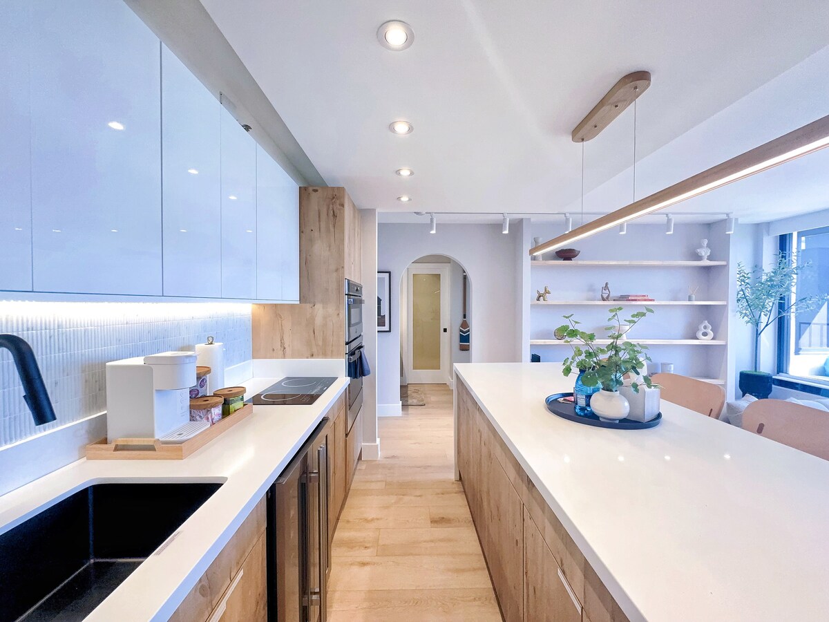 37F-Ultra Upscale Ocean View-Modern 1BR W/Parking!