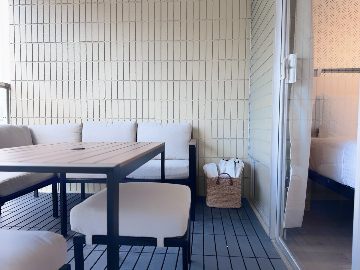 Modern Boutique-Central Waikiki Studio-Pool View
