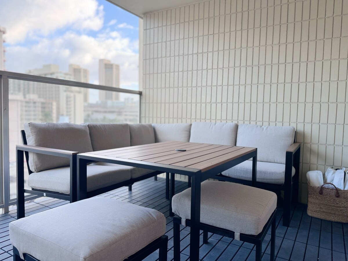 Modern Boutique-Central Waikiki Studio-Pool View
